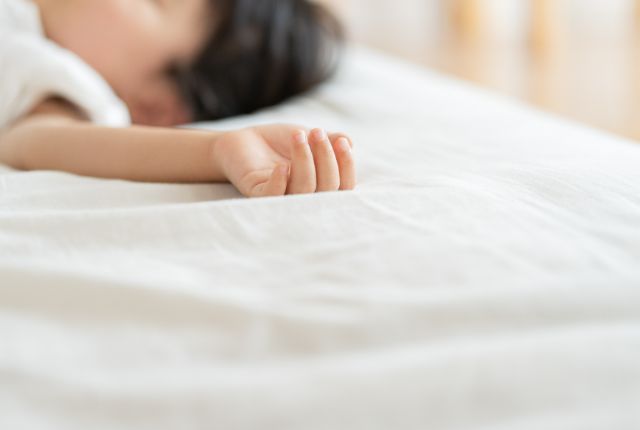 眠っている男の子
