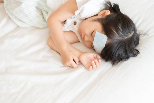 熱を出して寝ている女の子